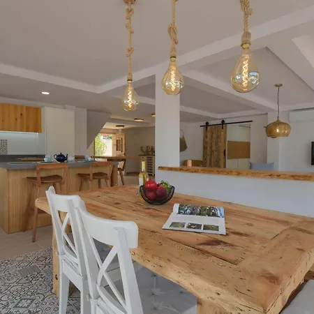 Violette By Aguilarent